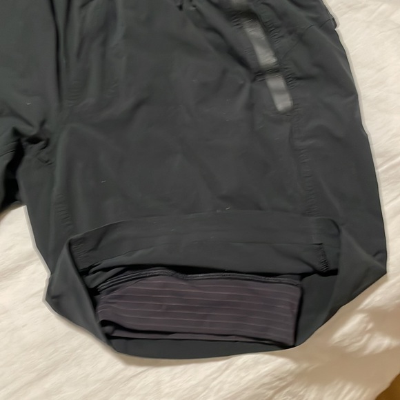 Lululemon Surge Shorts w/ luxtreme 6 inch Liner Size medium - Picture 5 of 5